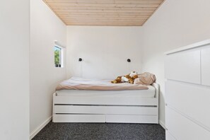 A small, white, single-bed room with a sloped ceiling and a window. - Cosy holiday home near Kerteminde (Kerteminde)