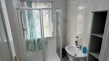 Dusche, Handtücher, Seife, Shampoo