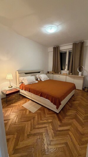 Room - Vrbo Property (Nice)