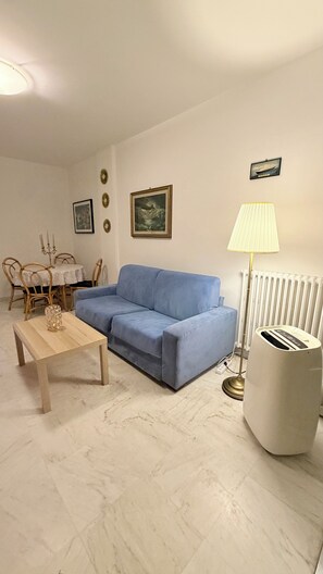 Living area - Sea view from the Promenade des Anglais, 180° balcony, sleeps 4 (Nice)