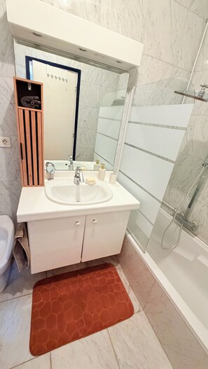 Bathroom - Vrbo Property (Nice)