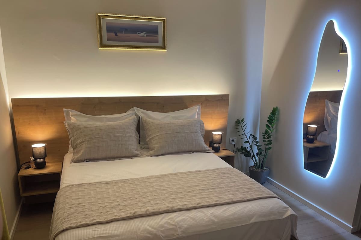 Deluxe trippelrum - balkong - utsikt mot trädgården | Sängtillbehör av högsta kvalitet, memory foam-madrasser och minibar