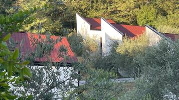 Un edificio con techo rojo rodeado de árboles.