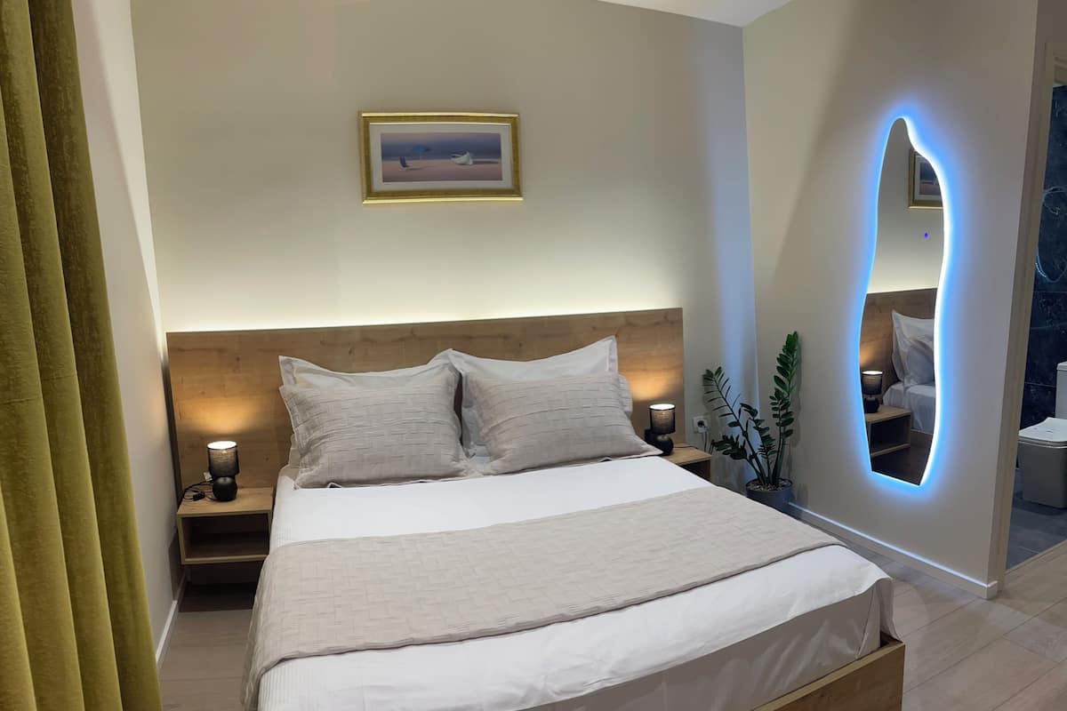 Deluxe trippelrum - balkong - utsikt mot trädgården | Sängtillbehör av högsta kvalitet, memory foam-madrasser och minibar