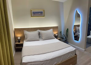 Deluxe trippelrum - balkong - utsikt mot trädgården | Sängtillbehör av högsta kvalitet, memory foam-madrasser och minibar