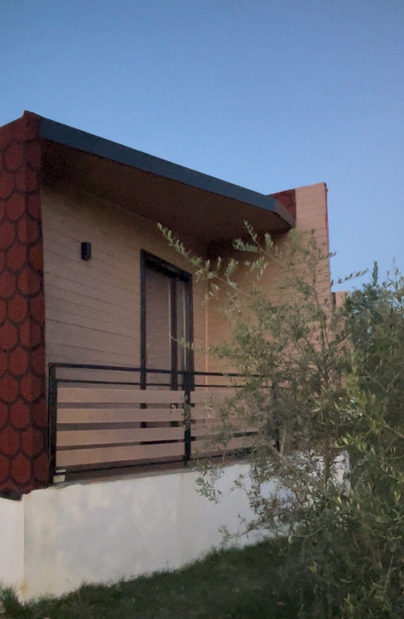 Habitación triple Deluxe, balcón, vista al jardín | Detalle exterior