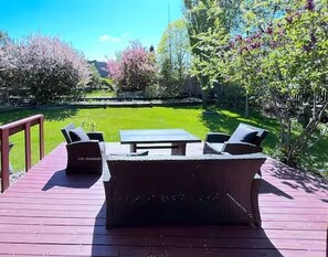 Outdoor dining - Spacious Luxury Garden Bungalow/ Over 4,000 Sqft (Edmonton)