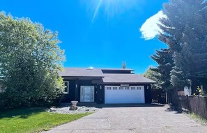 Exterior - Spacious Luxury Garden Bungalow/ Over 4,000 Sqft (Edmonton)