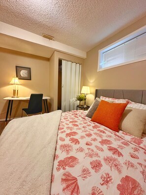 Room - Spacious Luxury Garden Bungalow/ Over 4,000 Sqft (Edmonton)