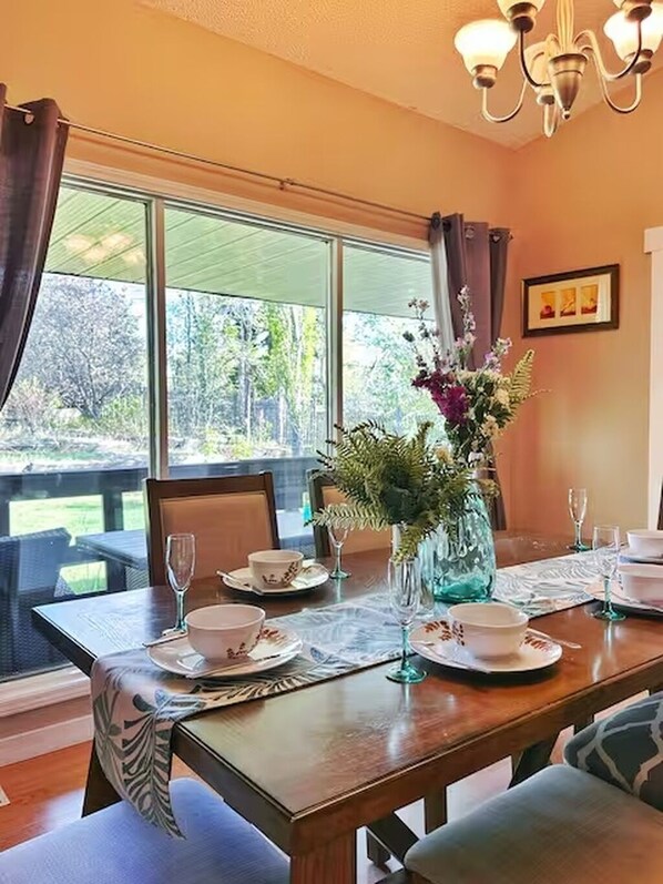 Dining - Spacious Luxury Garden Bungalow/ Over 4,000 Sqft (Edmonton)