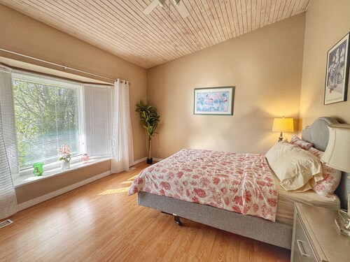 Spacious Luxury Garden Bungalow/ Over 4,000 Sqft