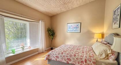 Spacious Luxury Garden Bungalow/ Over 4,000 Sqft