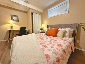 Room - Spacious Luxury Garden Bungalow/ Over 4,000 Sqft (Edmonton)