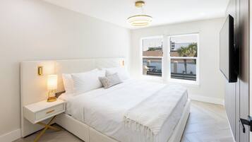 Design Apartment, 1 Bedroom, Kitchen, Partial Ocean View | Laptop workspace, blackout drapes, iron/ironing board, WiFi (free)
