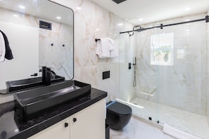 Design Apartment, 1 Bedroom, Kitchen, Partial Ocean View | Bathroom | Shower, hair dryer, towels, soap - Octa Collection on Front Beach (Panama City Beach)