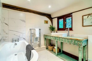 Bathroom - Maggie Thaxted Barn Collection
Beautiful 4-bedroom Barn-ideal Countryside escape (Thaxted)