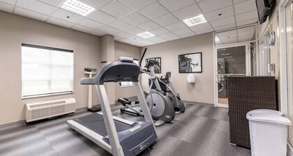 Studio Suite w/ Kitchen, Pool, & Free Breakfast