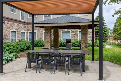 Guelph Studio Suite w/ Kitchen & Free Breakfast