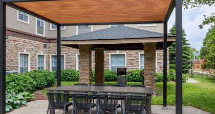 Guelph ADA Suite | Roll-In Shower | Free Breakfast