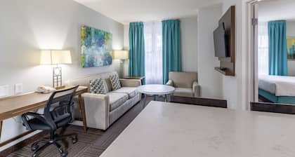 Guelph ADA Suite | Roll-In Shower | Free Breakfast
