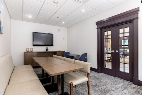 Guelph Suite w/ Full Kitchen | Breakfast Included