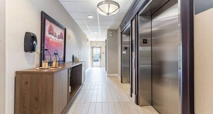 ADA Suite | Roll-In Shower | Breakfast Included