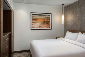 Een strijkplank/strijkijzer, wifi, beddengoed