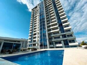 A high-rise building with a swimming pool in the foreground. - Relaxing, Cozy Apartment on the 20th Floor! AC Wi-Fi Pool (San Jose)