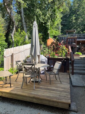 Outdoor dining - Your month-long stay on the Russian River in 3 bedroom sun-filled house (Monte Rio)