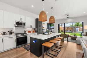 Private kitchen - 3 BDR Retreat - Heights, 20 min. to NRG. Pool, Golf (Houston)