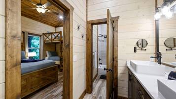 3 bedrooms, iron/ironing board, WiFi