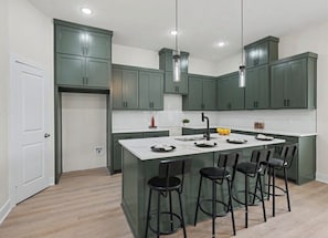 Private kitchen - New Furnished 3BR 31+ Day Stay Corporate and Family Friendly Garage + Wi-Fi (Fort Worth)