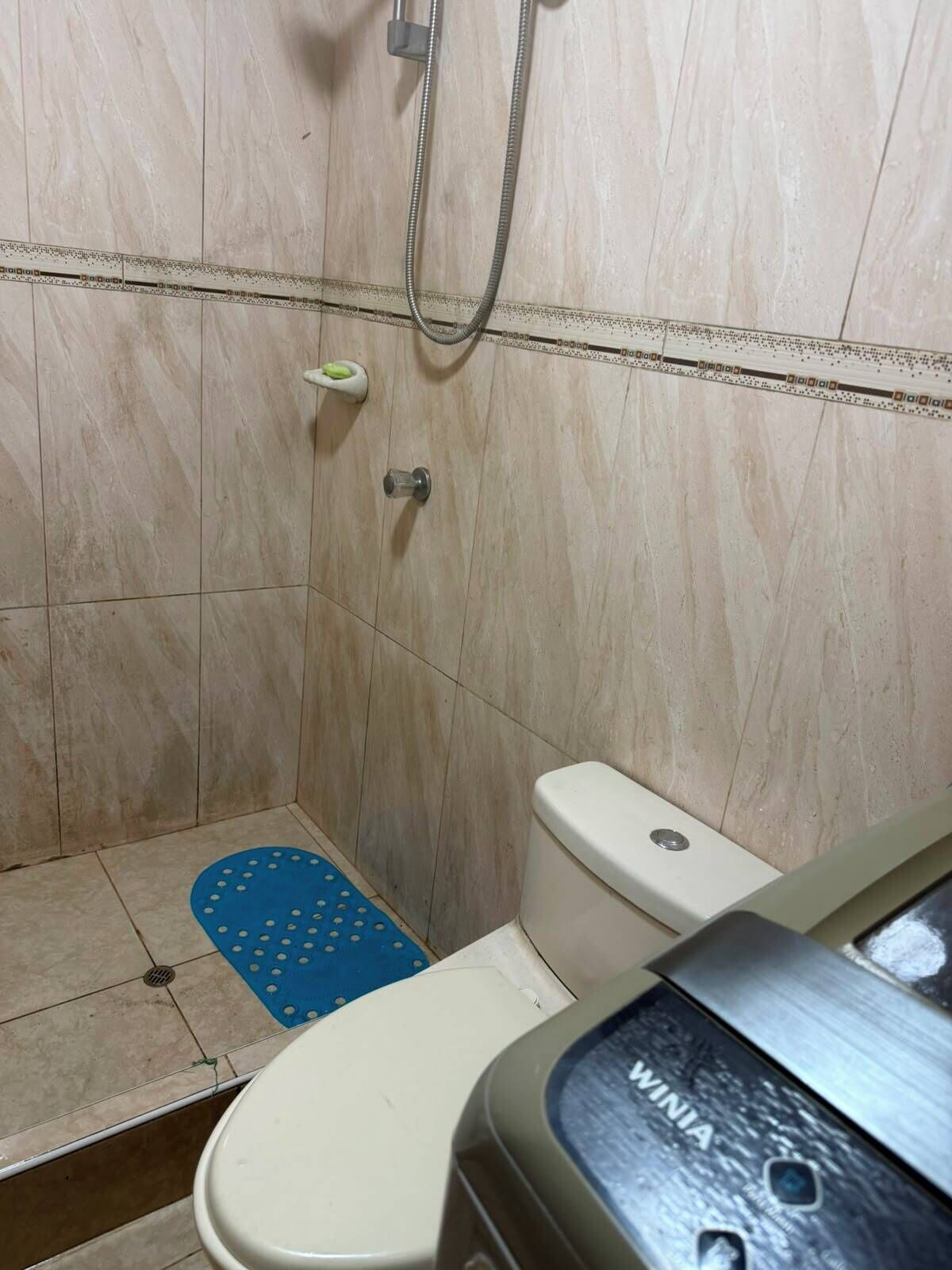 Un baño con ducha, inodoro y bidé.