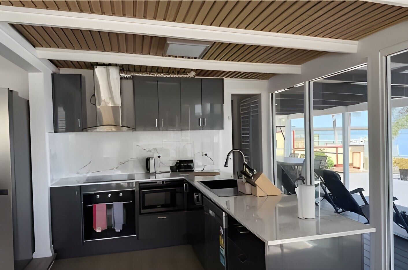 Coffee/tea maker, fridge, microwave, oven