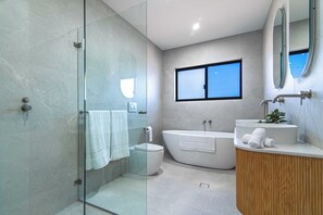 Shower, hair dryer, towels, soap - Solace on Shortlands - 5 BR house with AC close to shops and transport (Unknown)