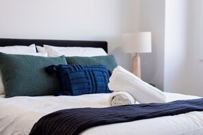 Iron/ironing board, free WiFi, bed sheets - Solace on Shortlands - 5 BR house with AC close to shops and transport (Unknown)