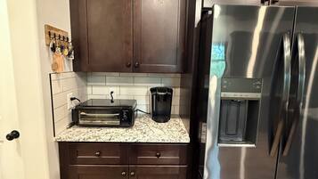 Coffee/tea maker, fridge, microwave, oven