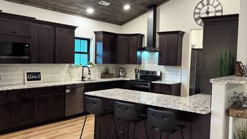 Coffee/tea maker, fridge, microwave, oven