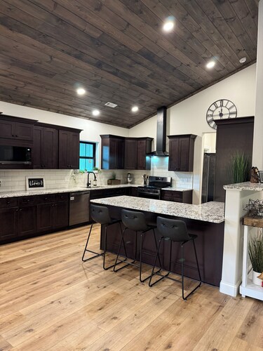 4-bed, 4-bath Mountain Retreat on a wooded lot w/private access to Cherokee Lake
