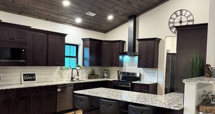 4-bed, 4-bath Mountain Retreat on a wooded lot w/private access to Cherokee Lake