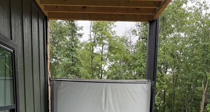 4-bed, 4-bath Mountain Retreat on a wooded lot w/private access to Cherokee Lake