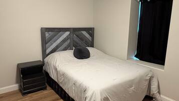 4 bedrooms, WiFi (free), bed sheets