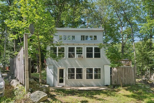 lake-house on Sebago, 2-bedrooms, full bath, laundry, in charming Casco w/beach!