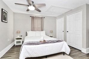2 bedrooms, desk, iron/ironing board, free WiFi - Blue Cottage, 2 BR , Workspace + Downtown Kannapolis (Kannapolis)