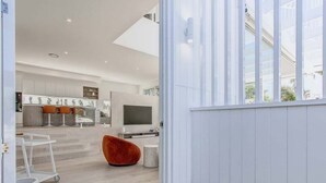 Ein modernes Interieur mit Küche, Essbereich und großem Fenster.