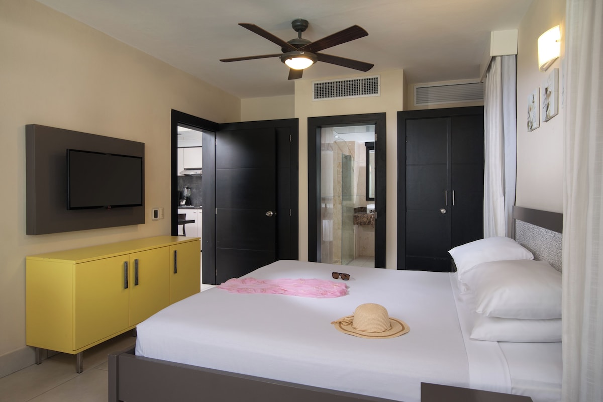 Phòng Suite Deluxe, quang cảnh hồ bơi | Két bảo mật tại phòng, bàn ủi/dụng cụ ủi quần áo 