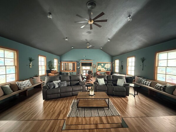 Living area - Large Entertainment Multigenerational Family Cozy Retreat (Corunna)