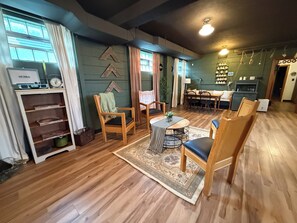 Dining - Large Entertainment Multigenerational Family Cozy Retreat (Corunna)