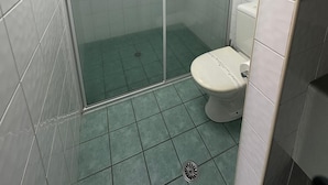 Habitación doble ejecutiva | Baño | Regadera, toallas, jabón, shampoo