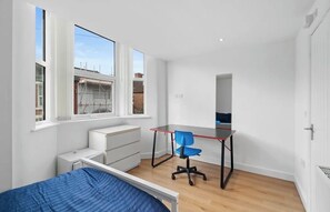 Tabla de planchar con plancha, wifi y ropa de cama 